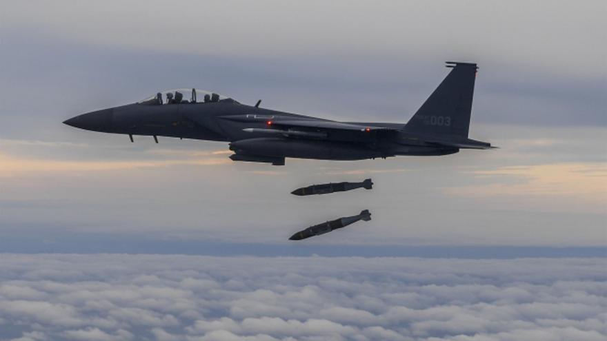 Un caza F-15 surcoreano arroja bombas de precisión sobre objetivos simulados. (Ministerio de Defensa de Corea del Sur/ EFE)