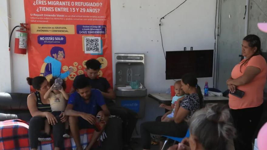 Familias de migrantes esperan la respuesta a su solicitud de CBP One en Chihuahua. (EFE)