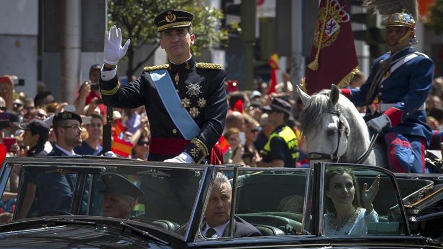 El nuevo jefe de Estado espaÃ±ol Felipe VI saluda a los ciudadanos tras su proclamaciÃ³n. (EFE/Fernando Villar)