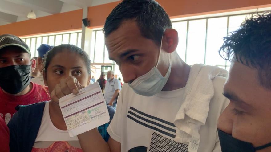 Un grupo de migrantes muestra la Forma Migratoria Múltiple que les fue entregada en la ciudad de Tapachula y que les permite libre tránsito por 30 días. (Captura)