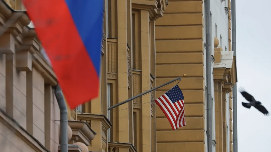 Foto de archivo de la bandera estadounidense en el edificio de su embajada en Moscú. (EFE/Sergei Ilnitsky)