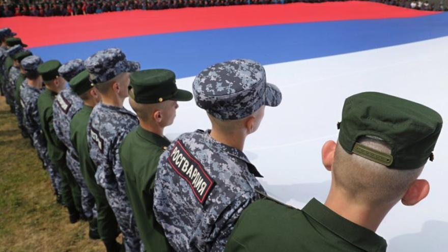 Foto de archivo de soldados rusos que sostienen una enorme bandera de Rusia. (EFE/EPA/Maxim Shipenkov)