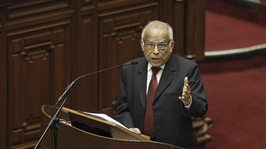 Fotografía del 17 de noviembre de 2022 que muestra al ex primer ministro de Perú, Aníbal Torres, mientras habla ante una sesión plenaria del Congreso. (EFE)
