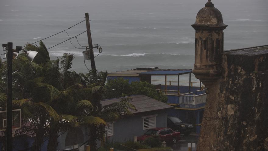 Fotografía del Atlántico desde la Perla durante el paso del huracán Fiona en San Juan de Puerto Rico. (EFE/Thais Llorca)