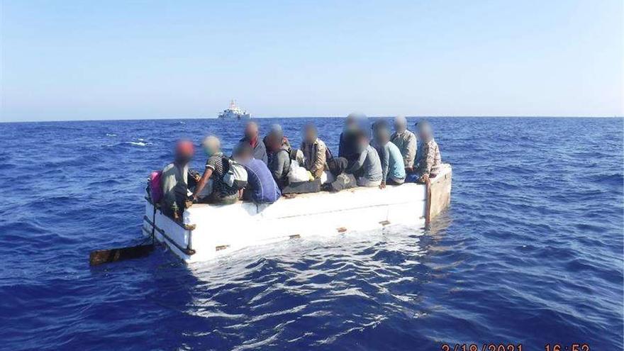 Fotografía del 18 de marzo cedida por la Guardia Costera estadounidense donde se muestra a 17 migrantes cubanos sentados a bordo de una embarcación rústica aproximadamente a 54 millas al sur de Cayo Hueso, Florida. (EFE/Guardia Costera)