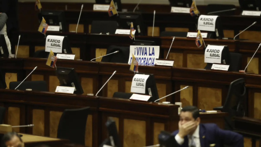 Fotografía de las ubicaciones de la bancada favorable al presidente Guillermo Lasso antes de una sesión parlamentaria ayer, en Quito (Ecuador). (EFE/José Jácome)