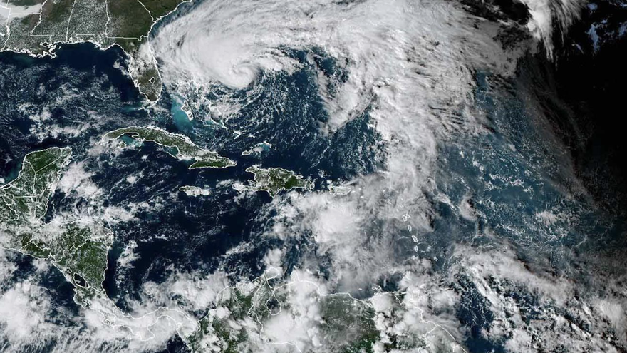 Fotografía satelital cedida este martes por la Oficina Nacional de Administración Oceánica y Atmosférica a través del Centro Nacional de Huracanes donde se muestra el estado del clima en el Atlántico. (EFE/NOAA-NHC)