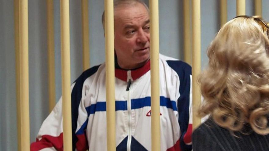 Fotografía de 2006 que muestra al exespía ruso Sergei Skripal, durante una audiencia en el tribunal militar de Moscú, en Rusia. (EFE/Archivo)