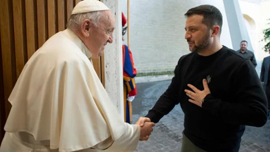 Fotografía cedida por el Vaticano del papa Francisco y el presidente ucraniano, Volodímir Zelenski. (EFE)