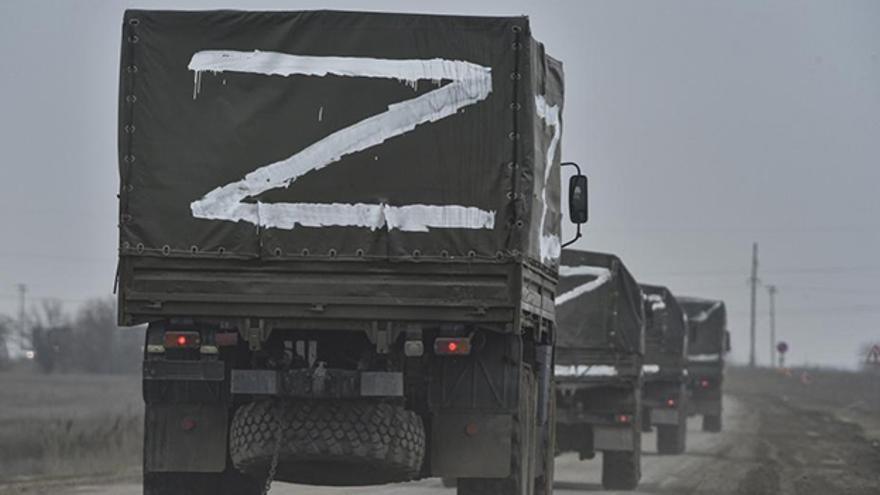 Fotografía de archivo de tropas rusas por una carretera cerca de Armiansk, en Crimea, el 25 de febrero de 2022. (EFE)