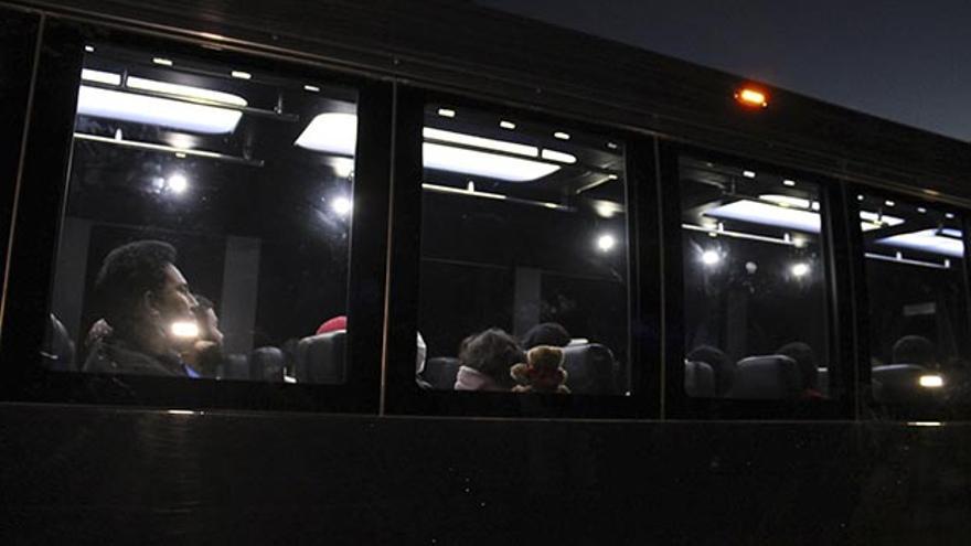 Fotografía de un autobús con migrantes a su llegada a Washington, donde planea ser una de las armas arrojadizas de la campaña política. (EFE)