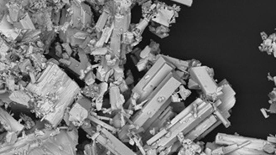 Fragmento de coltán (niobio y tántalo), visto bajo microscopio. (EFE/CSIC)