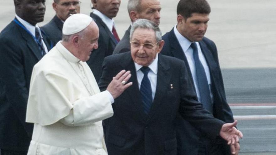 De izquierda a derecha, el papa Francisco, Raúl Castro y su nieto, Raúl Guillermo Rodríguez Castro, 'El Cangrejo', hijo del recientemente fallecido Luis Alberto Rodríguez López-Calleja. (Granma)