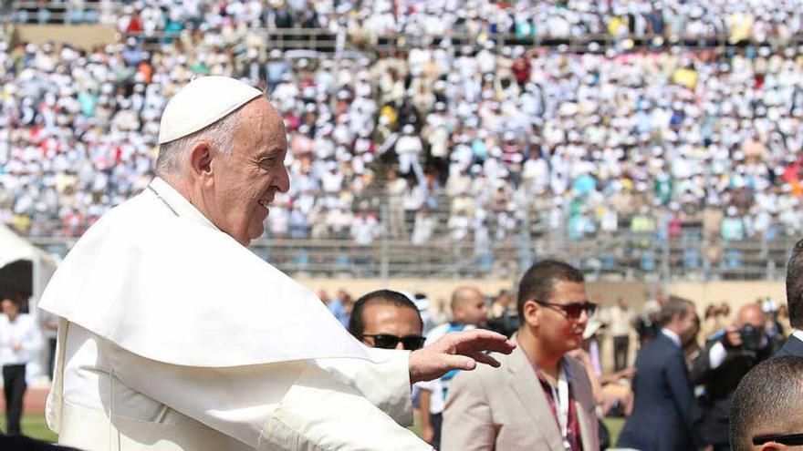Francisco frente a decenas de miles de fieles cristianos en El Cairo. (Redes)