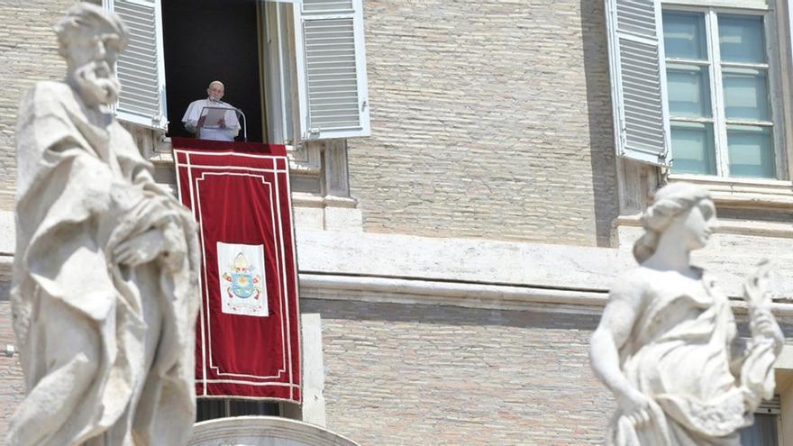 El papa Francisco durante el rezo desde sus dependencia vaticanas. (EFE/EPA/CLAUDIO PERI)
