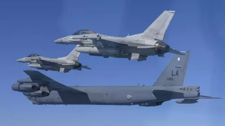 Una aeronave de la Fuerza Aérea de Estados Unidos vuela en formación con cazas surcoreanos en un ejercicio conjunto en Gunsan, Corea del Sur. (EP)