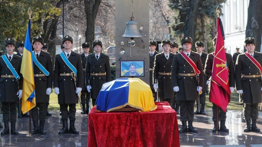 Funeral de Anton Sidorov, el militar ucraniano que, según los informes, murió a causa de los bombardeos en el este del país. (EFE/EPA/Sergey Dolzhenko)