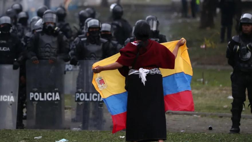 Una mujer indígena ondea una bandera ecuatoriana mientras se manifiesta contra el Gobierno de Guillermo Lasso, en Quito, Ecuador. (EFE/ José Jácome)
