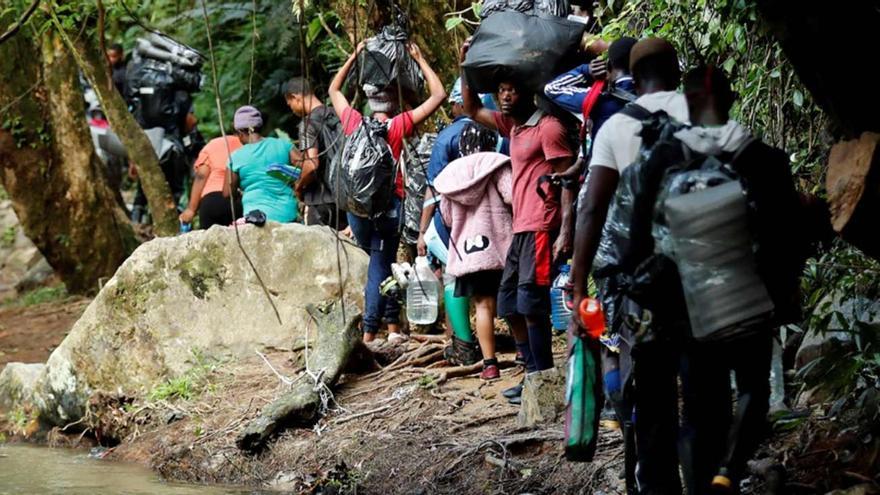 Los Gobiernos de Colombia y Panamá impusieron en agosto un cupo de 500 migrantes diarios que pueden pasar la selva del Darién. (EFE)