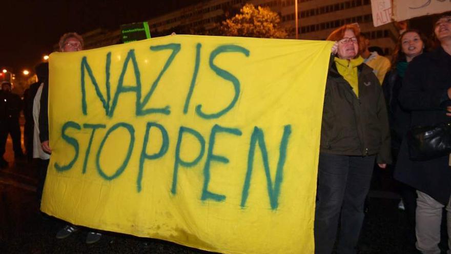 Grupos de alemanes salieron a la calle a rechazar la entrada de la ultraderecha en el Bundestag por primera vez desde el nazismo. (EFE)