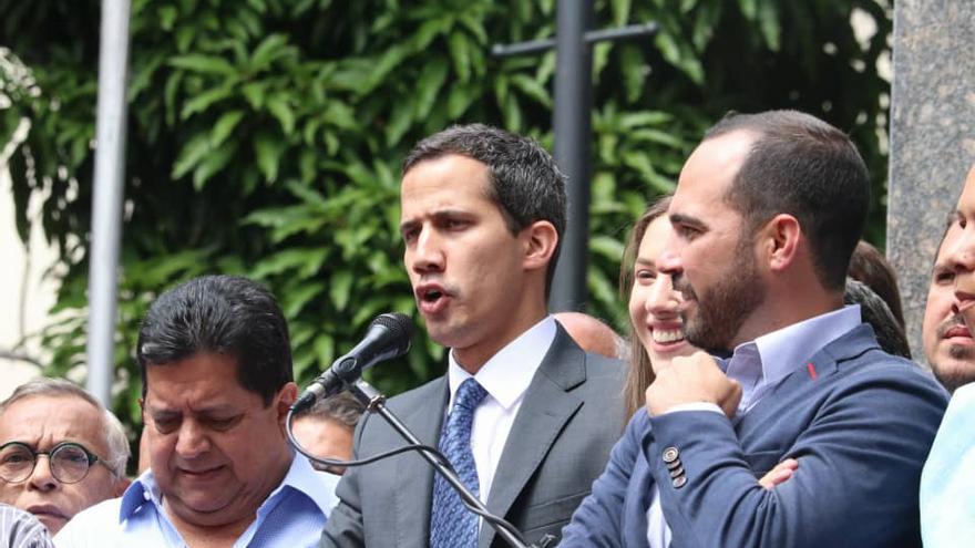  Juan Guaidó habla este viernes en la Plaza Bolívar de Chacao. (Efecto Cocuyo)