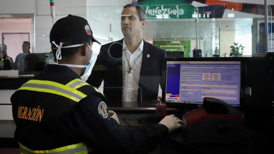 Guaidó a su llegada al aeropuerto de Caracas en un vuelo de la portuguesa TAP. (JGuaido)