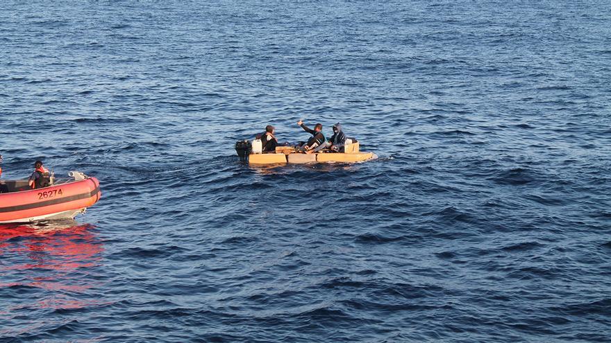 En la imagen, una de las tres embarcaciones con cubanos que fueron interceptados por la Guardia Costera de EE UU. (Twitter/@USCGSoutheast)