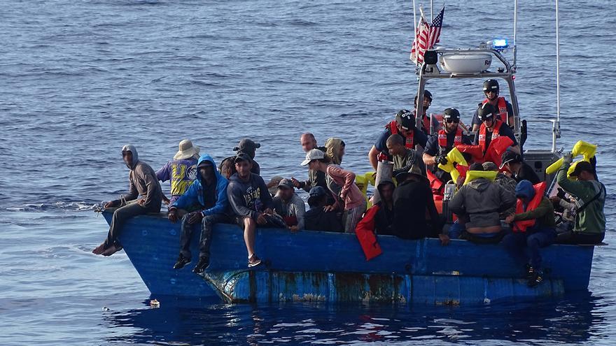 La Guardia Costera de EE UU repatrió a la Isla este miércoles a 32 balseros. (Twitter/@USCGSoutheast)