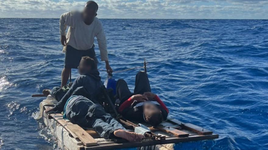 Cuatro balseros cubanos en una embarcación rústica que vieron frustrada su travesía al ser detenidos por la Guardia Costera de EE UU. (Twitter/@USCGSoutheast)