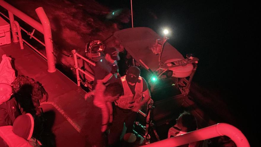 La Guardia Costera estadounidense impide a un grupo de balseros desembarcar en Florida. (Twitter/@USCGSoutheast) 