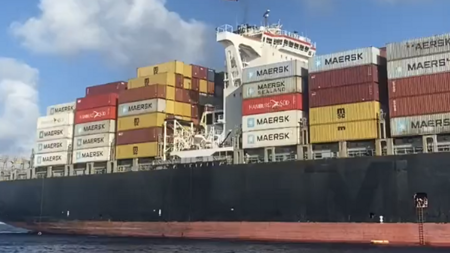 La Guardia Costera informó a última hora de este viernes del rescate de otros 19 cubanos por un "buen samaritano", en este caso un carguero. (Captura)