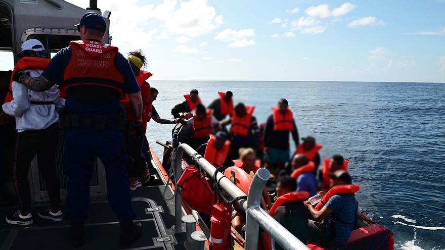 La Guardia Costera de EE UU rescató a 31 personas a solicitud de Bahamas. (Twitter/@USCGSoutheast)