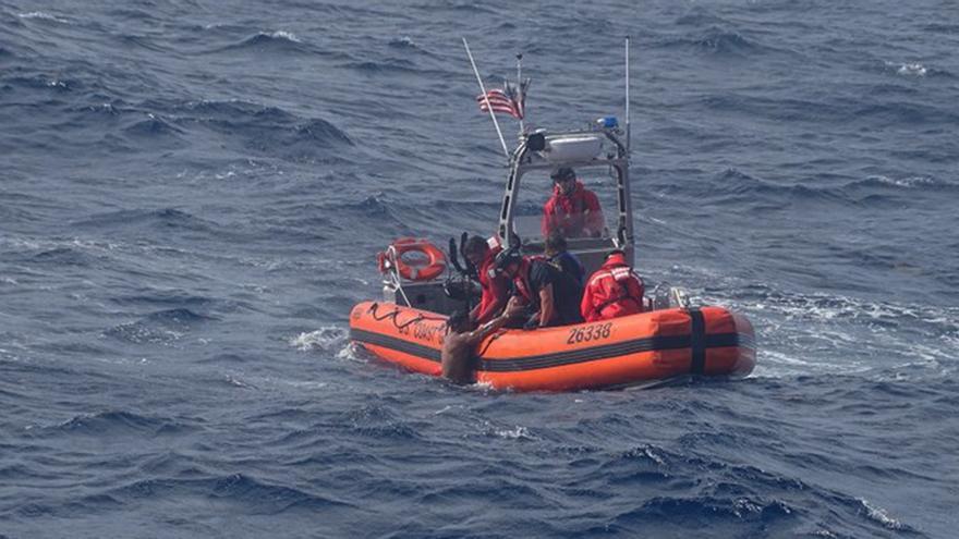 La Guardia Costera de EE UU informó de la muerte de 10 cubanos tras el naufragio de una balsa en los Cayos de Florida. (Twitter/@USCGSoutheast)