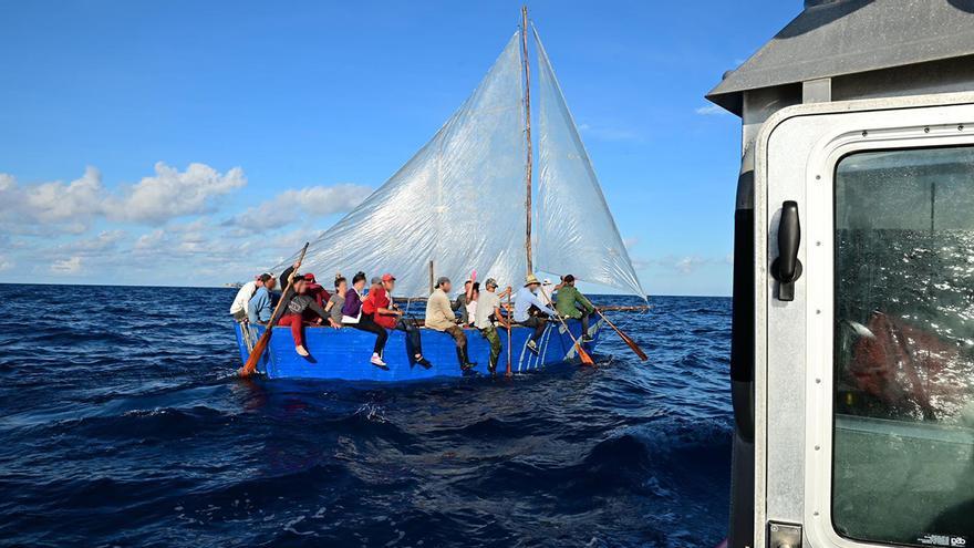 El último día de octubre la Guardia Costera de EE UU repatrió a 120 cubanos a bordo del buque ‘Reliance’. (Twitter/@USCGSoutheast)