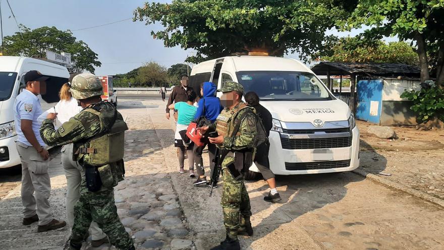 Los elementos de la Guardia Nacional son los encargados de la detención de migrantes, en la imagen, coordinando el traslado de cubanos con Migración, en Huixtla, Chiapas. (INM)