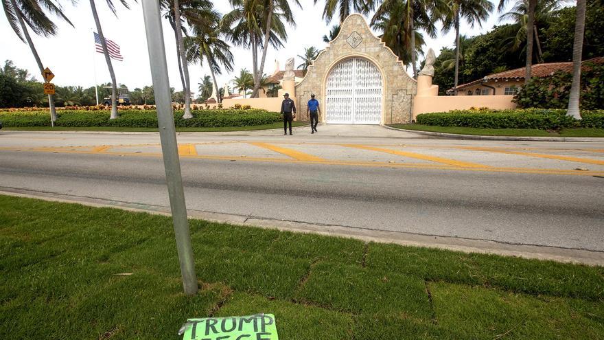 Guardias de seguridad vigilan las afueras de la residencia del ex presidente de EE UU Donald Trump, en Palm Beach (Florida). (EFE/EPA/Cristóbal Herrera-Ulashkevich)