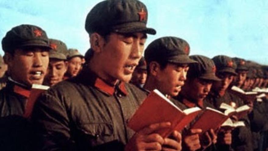 Guardias rojos de la revolución cultural china leen 'El libro rojo' de Mao