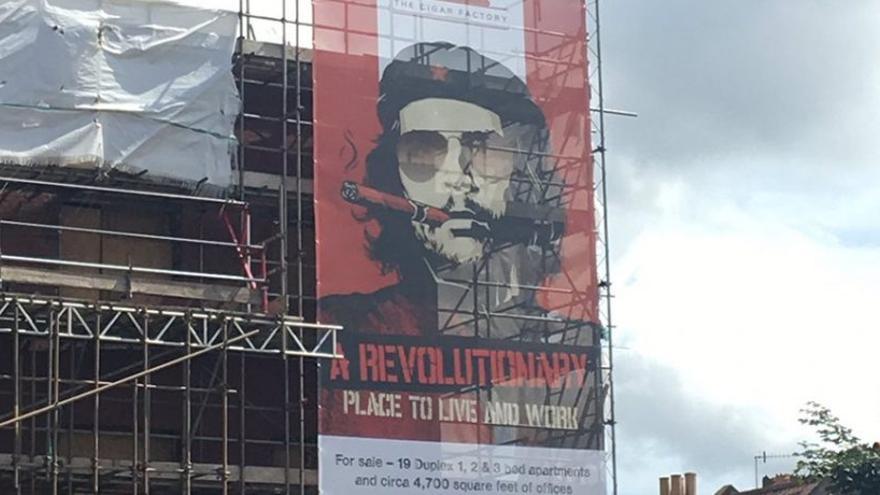 La imagen de Guevara, con gafas de sol y un tabaco promueve el espacio de alquiler en Bristol. (George Rowland)