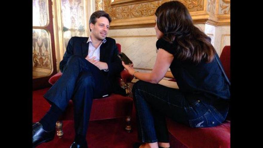 Guillaume Long, ministro de Cultura de Ecuador, durante una entrevista en su visita a París. (@GuillaumeLong)