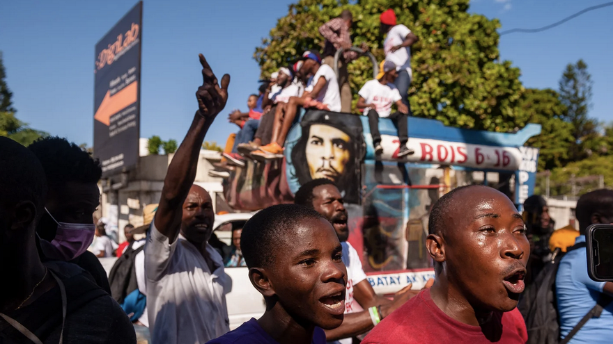 Haití experimenta un aumento de la violencia, una situación que ha empeorado tras el asesinato, en julio, del presidente Jovenel Moïse. En la imagen, protesta contra la subida de los precios de la gasolina, el 10 de diciembre, en Puerto Príncipe. (EFE/Johnson Sabin)