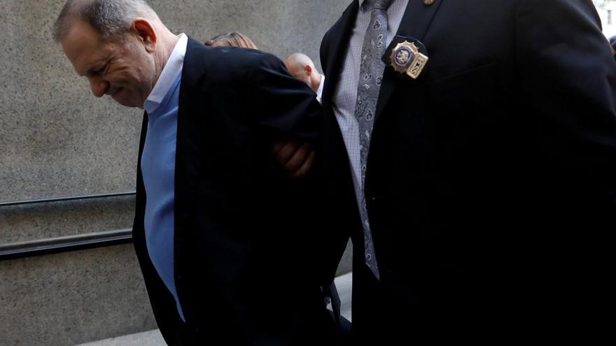 Harvey Weinstein se entregó este viernes en una comisaría de Nueva York. (EFE)