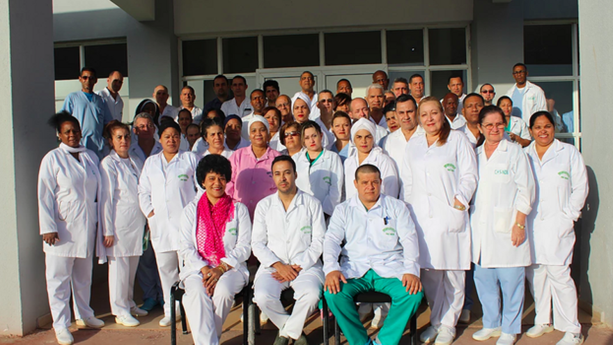 Personal médico en el hospital privado Centre Hospitalier des Spécialités de Nouadhibou, en Mauritania, donde trabajaba la brigada cubana. (Facebook)