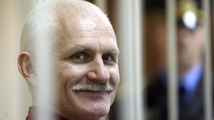 Imagen de archivo de Ales Bialiatski, durante su juicio en Bielorrusia. EFE/EPA/Tatyana Zenkovich)