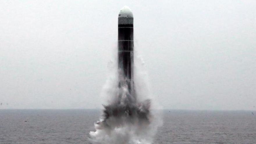 Imagen de un misil lanzado desde un submarino en Corea del Norte. (KCNA / EFE)