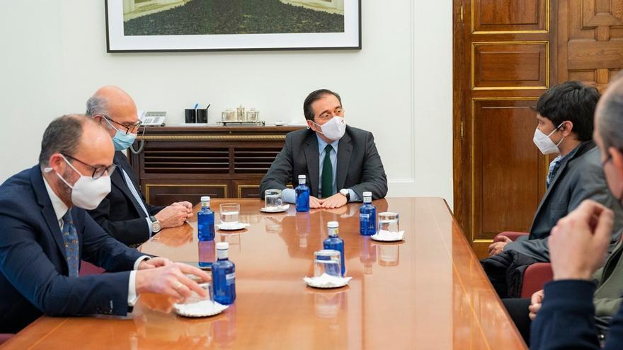 Imagen de la reunión que sostuvo el ministro José Manuel Albares con Yunior García. (Twitter/@jmalbares)