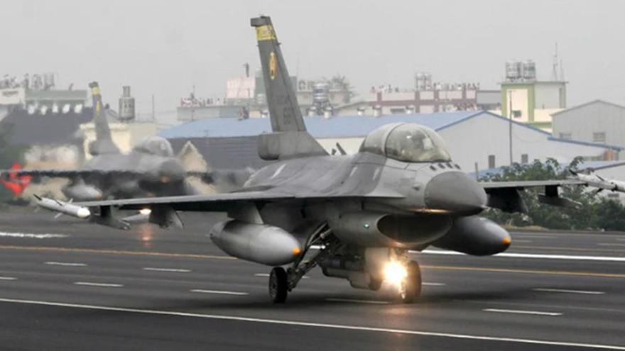 Imagen de archivo de un avión de combate F-16, que puede costar hasta 18,8 millones de dólares. (EFE)