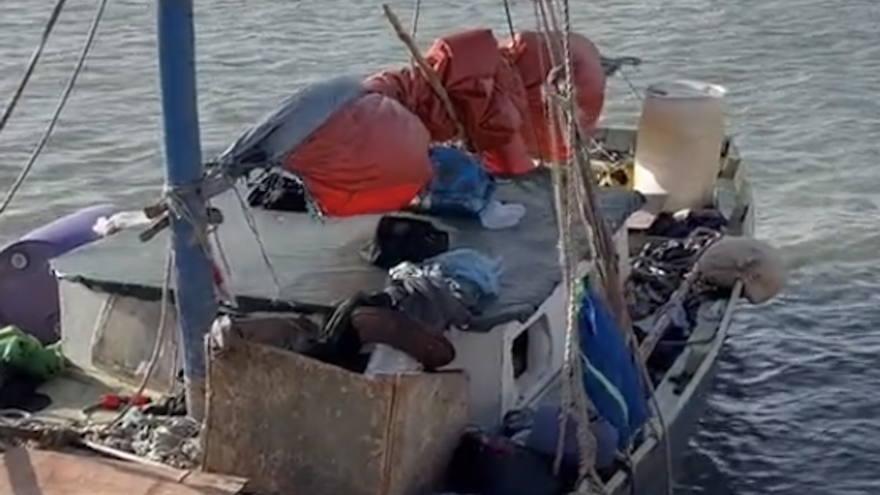 Imagen de una precaria embarcación utilizada por balseros para llegar a Estados Unidos. (Captura)