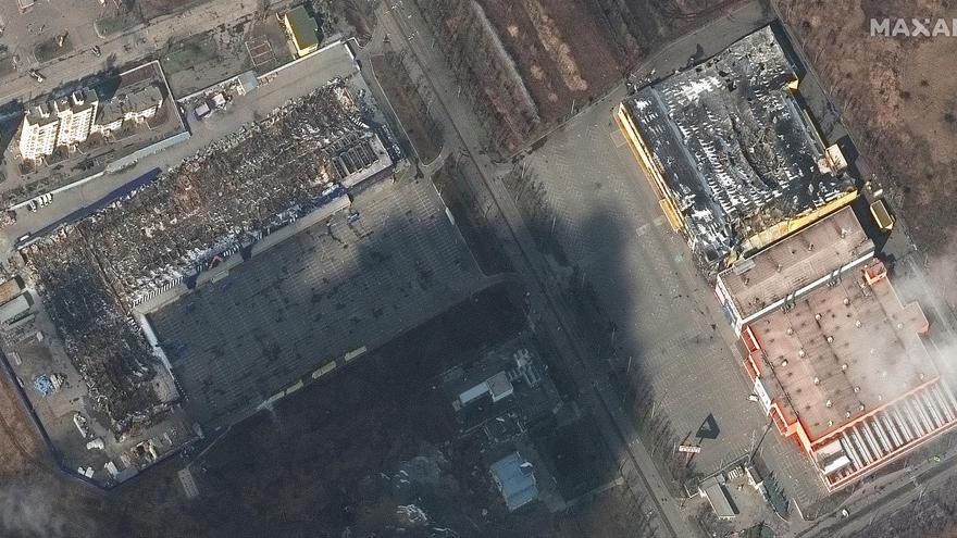 Imágene satelital que muestran bombardeos a edificaciones civiles en Mariúpol, una de las ciudades ucranianas más castigadas por la ofensiva rusa. (EFE/EPA/Maxar Technologies)