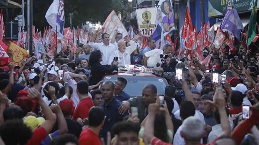 El candidato presidencial Luís Inácio Lula da Silva saluda a seguidores en un acto de campaña en Fortaleza (Brasil). EFE/ Jarbas Oliveira