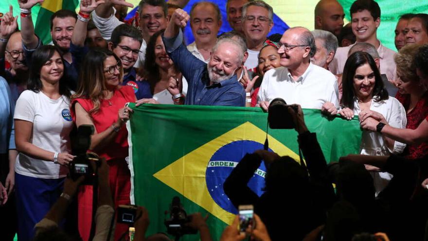 Luiz Inácio 'Lula' da Silva durante un discurso este domingo, en Sao Paulo (Brasil). (EFE/Sebastiao Moreira)